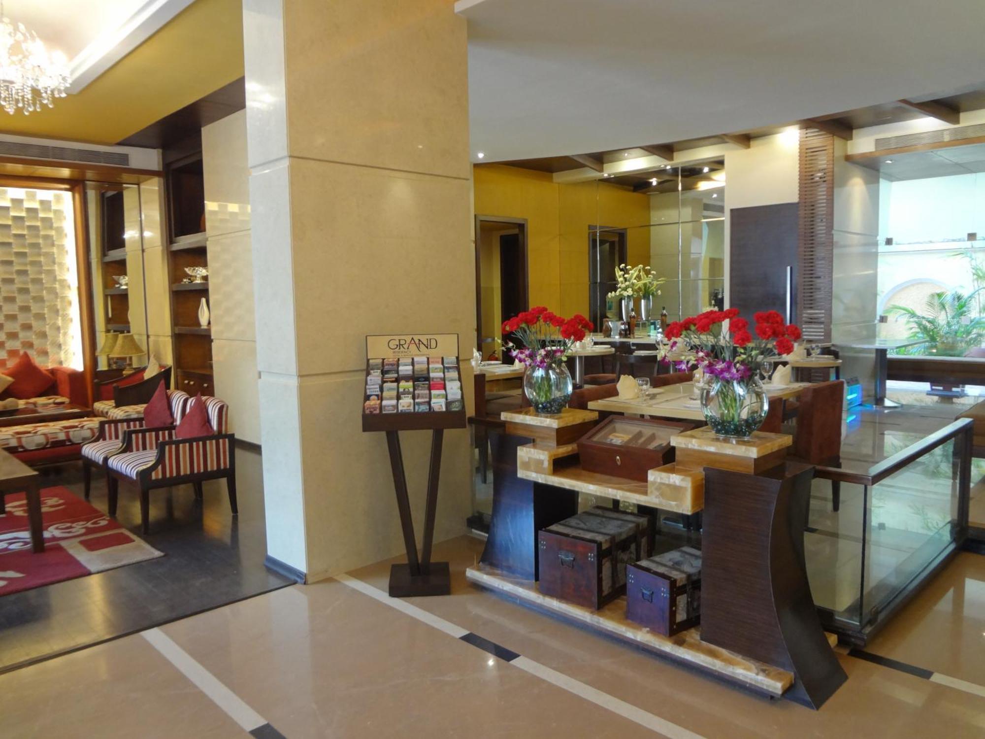 Grand Residency Hotel & Serviced Apartments Мумбай Екстериор снимка